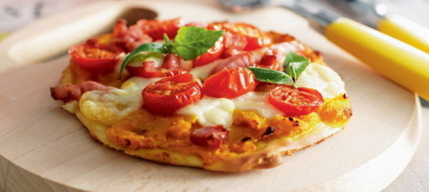 Пицца с китайской тыквой, помидорами и моцареллой