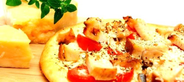 Пицца с овощами и копченым салом