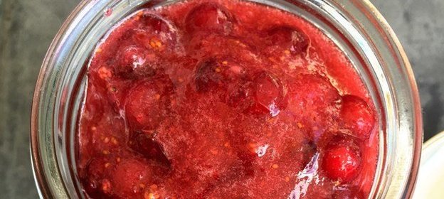 Соус из брусники и можжевельника