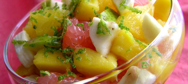 Фруктовый салат с лаймом и мятным сиропом