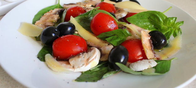 Пикантный салат с помидорами и шампиньонами