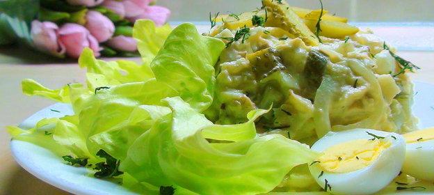 Салат из трески горячего копчения. Очень вкусный салат, фирменный, от свёкра!