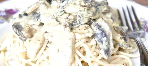 Паста с грибами и курицей в сливочном соусе