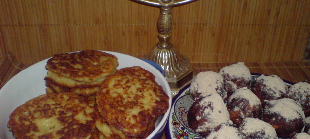 картофельные оладьи Латкес и творожные шарики