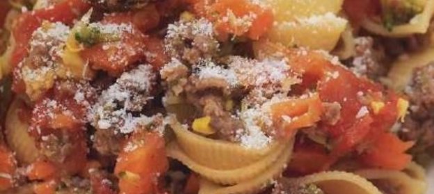 Паста с томатно-мясным соусом