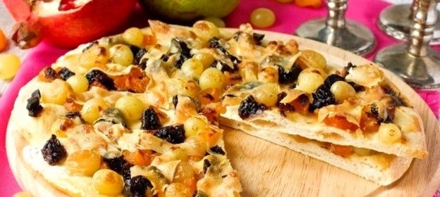 Сладкая пицца с пармезаном