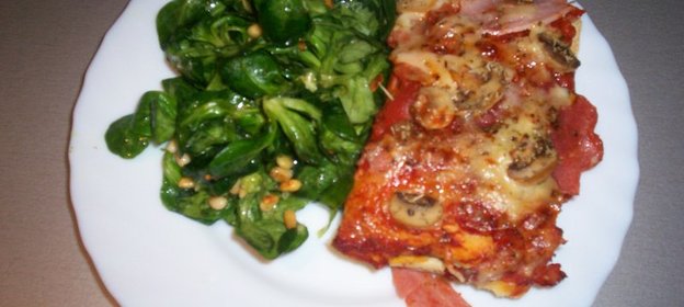 Пицца с ветчиной и салями