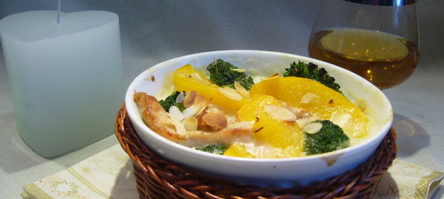 Рисовая запеканка с курицей, брокколи и персиками