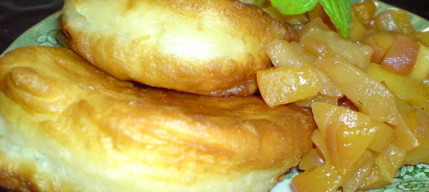 Пышные оладьи нa кефирe с персиками в сиропе