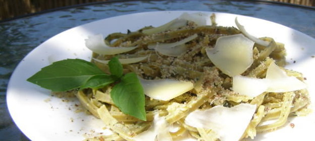 Домашняя паста с базиликом, орехами и пармезаном