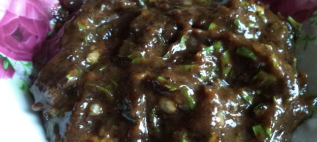 Луковый соус с маленькими луковичками