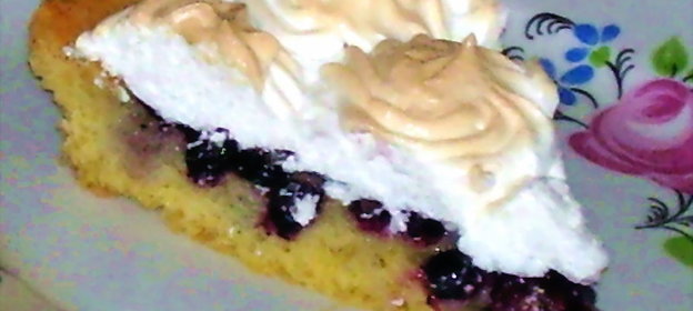 Пирог с садовыми ягодами и безе