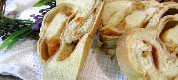 Порционный хлеб с красным песто