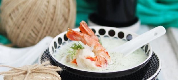 Холодный огуречный суп с овсяными хлебцами