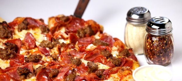 Пицца с колбасой и фаршем