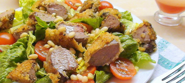Тёплый салат с романо, куриной печенью в кляре и малиновым соусом. Для Венерочки и для вас