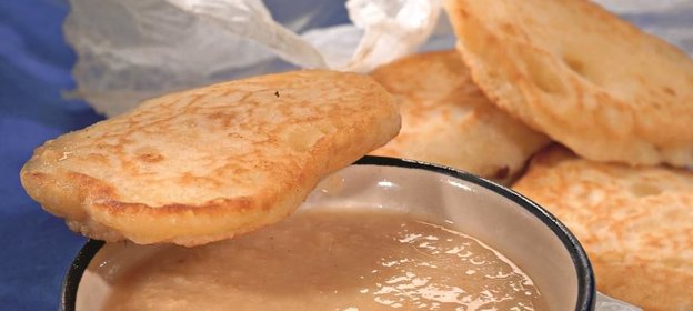 Оладьи с соусом из изюма