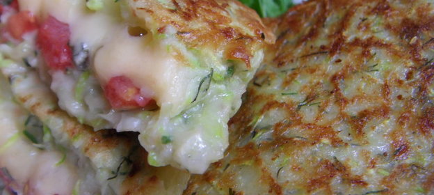 Оладьи из кабачка с сыром и помидорами