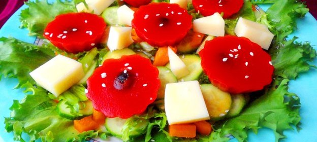 Салат греческий с желе из томатного сока