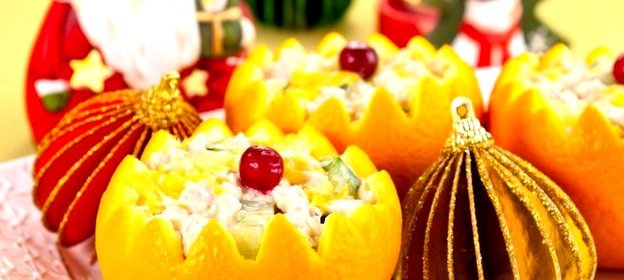 Салат с куриным филе и огурцами в апельсине