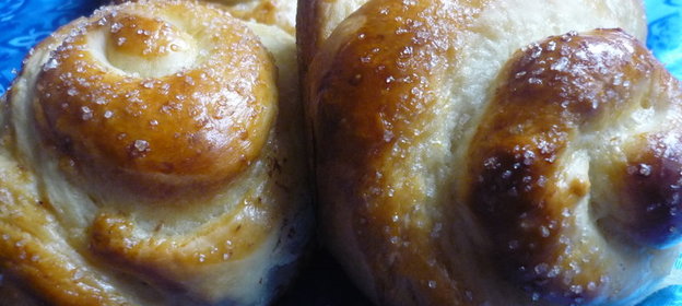 Сметанное дрожжевое тесто,и булочки из него