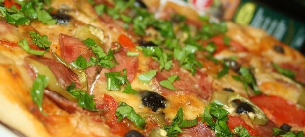 Пицца Сальчичон с каперсами, маслинами и болгарским перцем