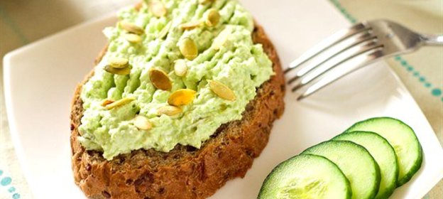 Булочка с творогом и авокадо