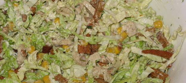 Салат с пекинской капустой и сухариками