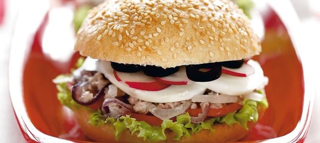 Средиземноморский сэндвич с тунцом