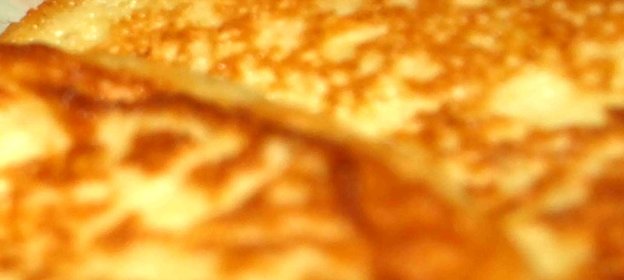 Картофельные оладьи с луком и сметанным соусом