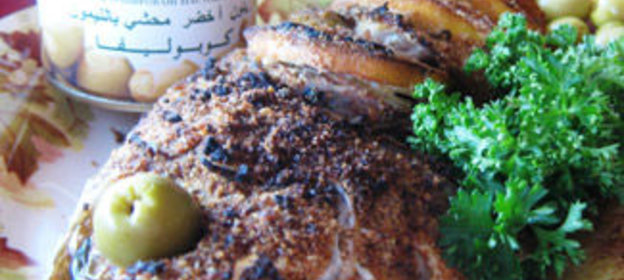 Красный морской окунь, запеченный с картофелем и оливками