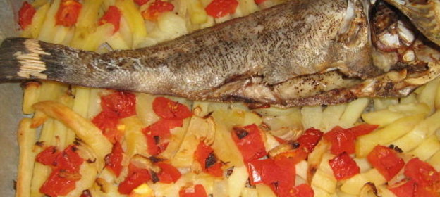 Морской окунь, запеченный с картофелем