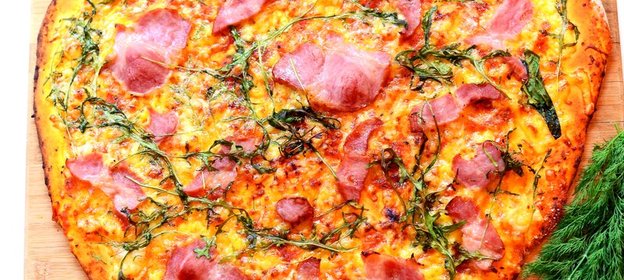 Пицца с грудинкой, сыром и рукколой