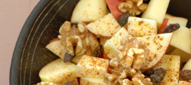 Десертный салат из яблок с изюмом и корицей