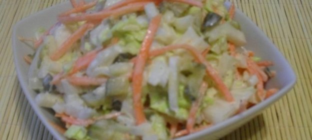 Салат из пекинской капусты с корнишонами