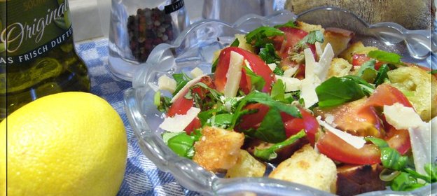 Панцанелла (Panzanella) - тосканский хлебный салат с помидорами