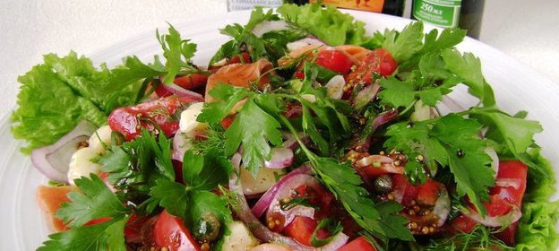 Салат с семгой и помидорами