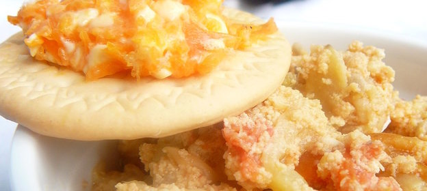 Запеченные овощи с яйцом и морковной намазкой