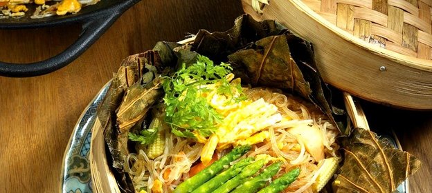 Лапша с белыми грибами в листьях лотоса