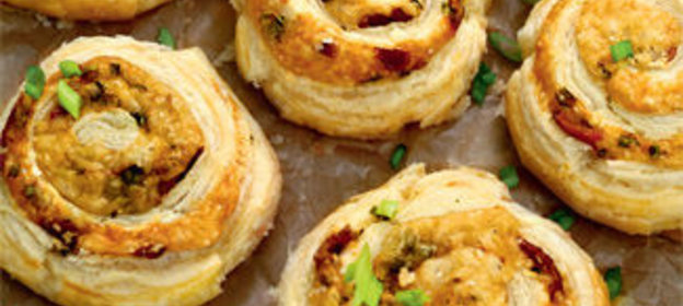 Закусочные булочки с сыром и беконом