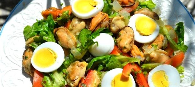 Средиземноморский салат с мидиями