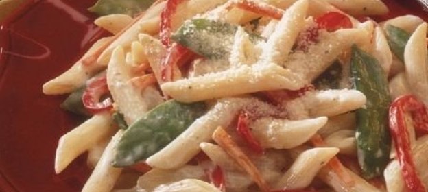 Макароны с овощами и пармезаном