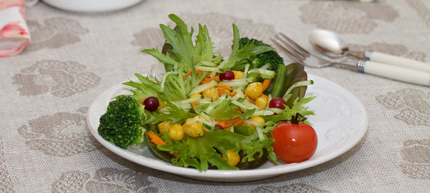 Салат из овощей на рисовой бумаге