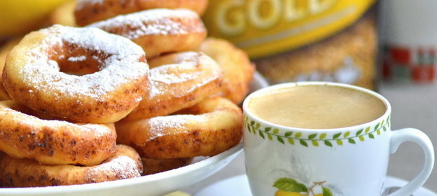 Творожные пончики и кофе с лимонной пенкой