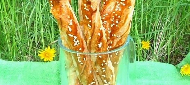 Слоёные палочки с сыром и арахисом