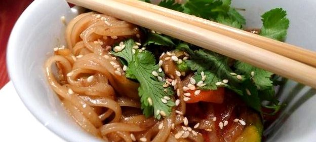 Рисовая лапша с курицей и овощами