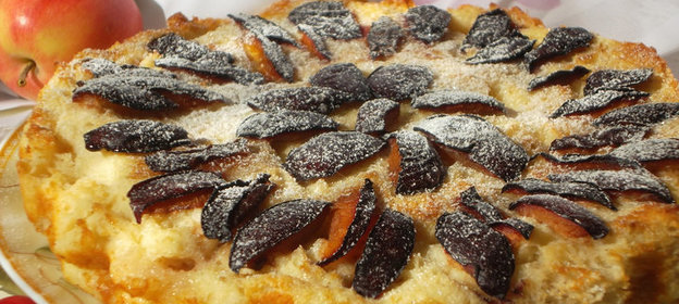 Сладкая запеканка с яблоками и сливами