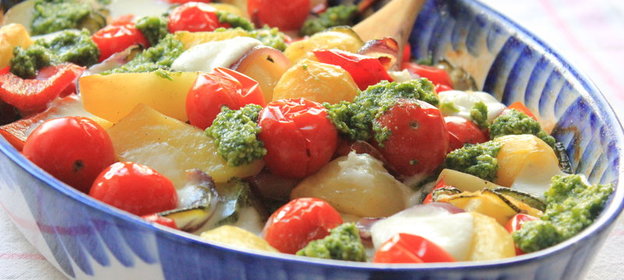 Запеченые овощи с песто и моцареллой