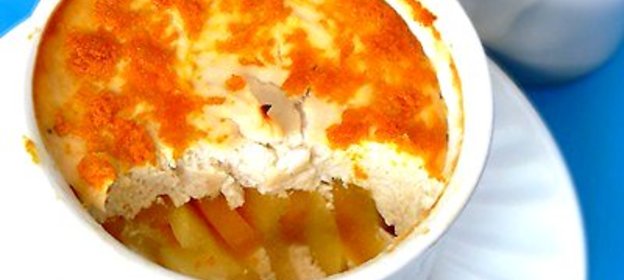 Творожный десерт с фруктами и орехами