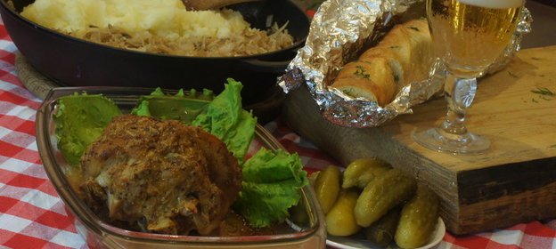 Свинная ножка с тушеной квашенной капустой, чесночным багетом и картофельным пюре